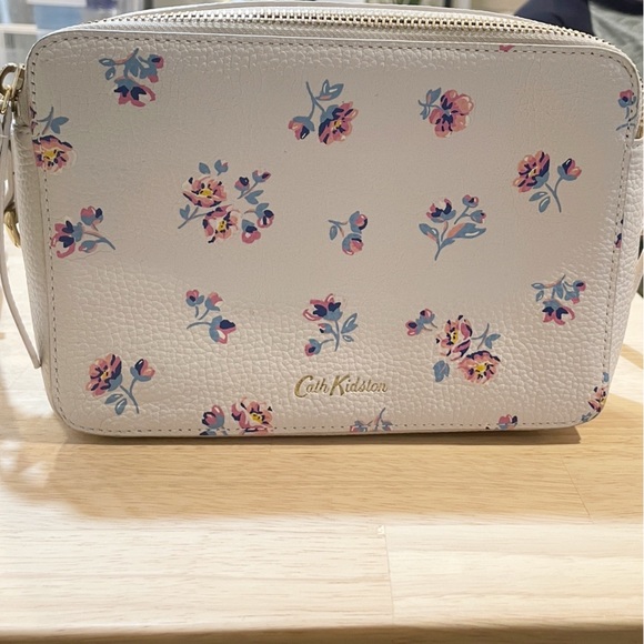 Cath Kidston Cream ditzy Floral leather camera crossbody bag - Picture 1 of 13